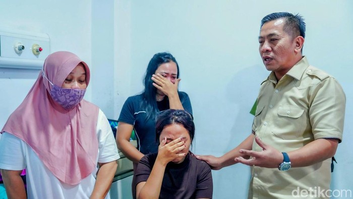 Bupati Karawang Aep Syaepuloh saat meninjau keluarga bayi korban penganiayaan di RSUD Karawang.