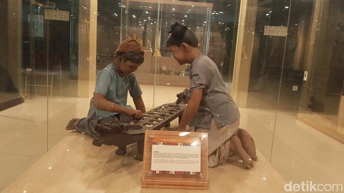 Replika anak-anak bermain congklak di Museum Negeri Sumut