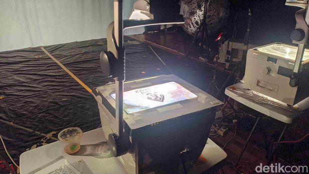 Di balik layar pertunjukan teater bayangan Di balik layar pertunjukan teater bayangan