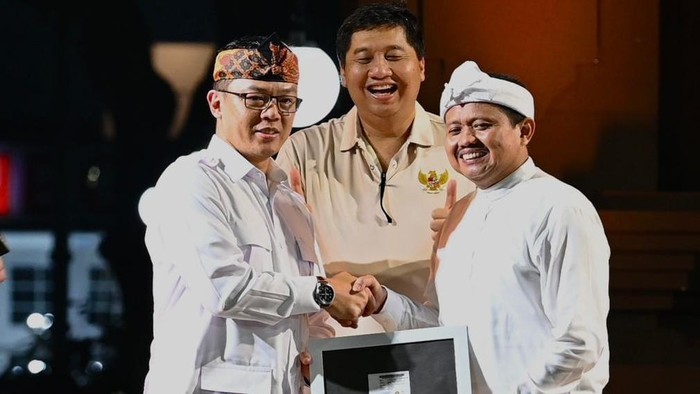 Dony Ahmad telah resmi memegang KTA Gerindra yang diserahkan langsung Sugiono di depan alun-alun Sumedang Jumat (13/2) malam.