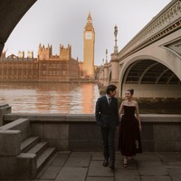 El terlihat gagah mengenakan setelan double breasted tuxedo dengan detail stripes. Sementara Syifa tampil anggun dalam balutan gaun mewah berwarna burgundy dengan detail perhiasan emas. Foto: dok. Instagram @syifahadju, dok. Instagram @elelrumi