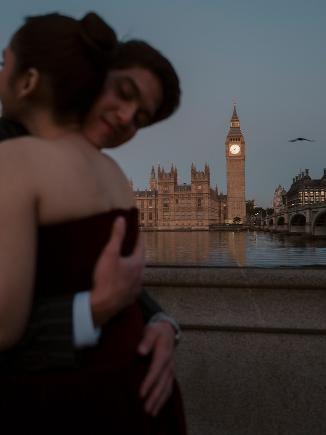Keduanya tampil mesra bergandengan tangan di bawah Westminster Bridge yang melintasi Sungai Thames. Siluet sunset mendukung suasana romantis. Foto: dok. Instagram @syifahadju, dok. Instagram @elelrumi