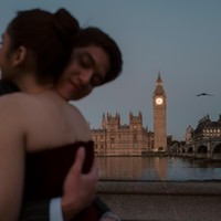 Keduanya tampil mesra bergandengan tangan di bawah Westminster Bridge yang melintasi Sungai Thames. Siluet sunset mendukung suasana romantis. Foto: dok. Instagram @syifahadju, dok. Instagram @elelrumi