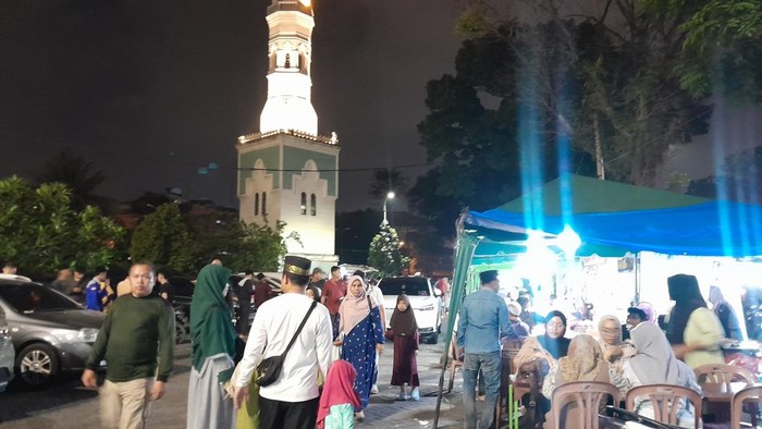 Foto: Suasana Masjid Raya Al-Mashun jelang pawai obor Ramadan 1447 H. (Rechtin Hani Ritonga/detikSumut)