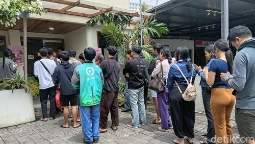 Gerai Falala Chocolate di Jalan Hayam Wuruk, Denpasar, Bali, diserbu pembeli saat hari Valentine, Sabtu (14/2/2026). (Foto: Hani Sofia/detikBali)