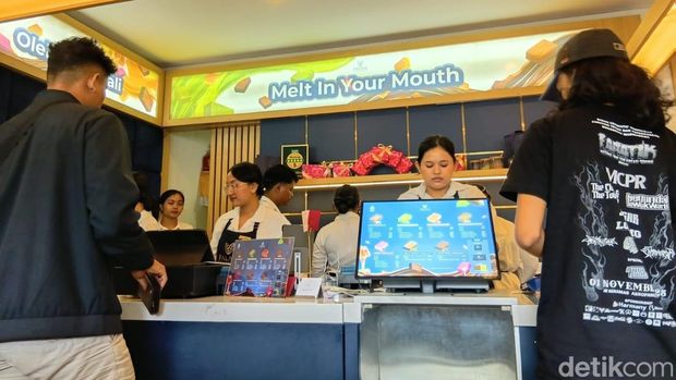 Gerai Falala Chocolate di Jalan Hayam Wuruk, Denpasar, Bali, diserbu pembeli saat hari Valentine, Sabtu (14/2/2026). (Foto: Hani Sofia/)