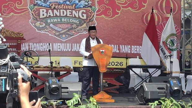 Gubernur Jakarta Pramono Anung saat membuka Festival Bandeng Rawa Belong di Jakarta Barat. (Brigitta Belia/detikcom)