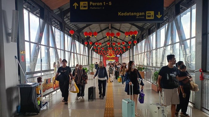 Hilir mudik penumpang di Stasiun Malang