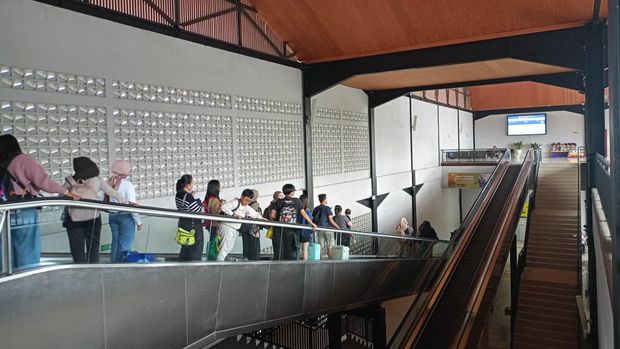 Hilir mudik penumpang di Stasiun Malang Hilir mudik penumpang di Stasiun Malang