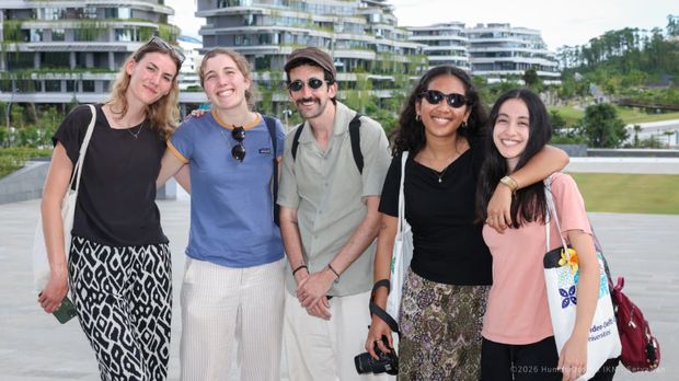 Ibu Kota Nusantara (IKN) dikembangkan sebagai laboratorium hidup bagi riset dan pendidikan pembangunan kota berkelanjutan. Melalui kerja sama akademis antara Otorita Ibu Kota Nusantara, Leiden–Delft–Erasmus Universities (LDE), dan Universitas Mulawarman, Otorita IKN membuka ruang pembelajaran langsung bagi generasi muda di Auditorium Kantor Balai Kota Otorita IKN, KIPP Nusantara, Kamis (5/2/2026). (Dok Humas IKN)