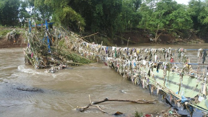 Warga mengamati jembatan gantung Darus atau Jembatan Cinta yang terputus akibat banjir di Desa Jubung, Sukorambi, Jember, Jawa Timur, Sabtu (14/2/2026). Jembatan penghubung Kecamatan Sukorambi dan Ajung tersebut terputus akibat banjir pada Kamis (12/2) yang mengakibatkan warga harus menggunakan rute lain sejauh tujuh kilometer dari sebelumnya satu kilometer. ANTARA FOTO/Seno.