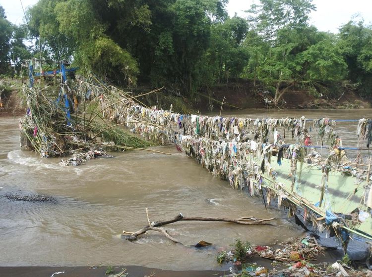 Jembatan Cinta di Jember Putus Diterjang Banjir
