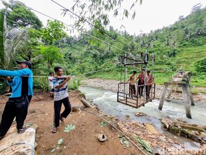 Tantang Bahaya! Warga di Ponorogo Bikin Tali Kerek Usai Jembatan Runtuh