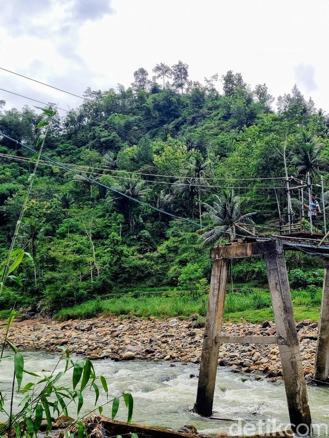 Potret Tali Kerek Pengganti Jembatan Ambruk Penghubung Ponorogo-Trenggalek