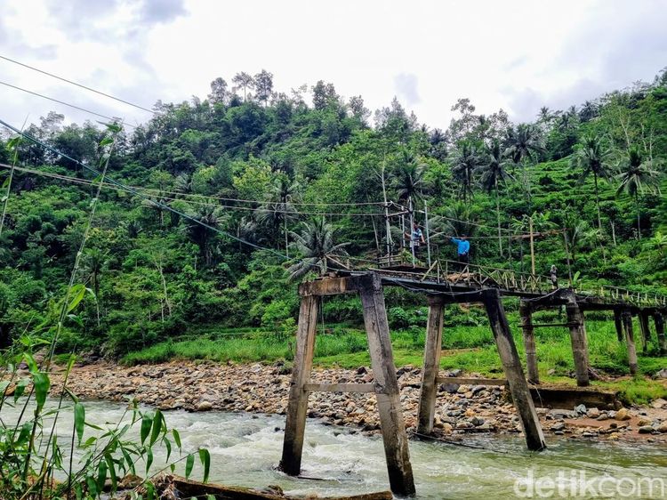 Potret Tali Kerek Pengganti Jembatan Ambruk Penghubung Ponorogo-Trenggalek