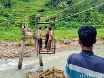Video: Warga di Ponorogo Bikin Kereta Gantung Usai Jembatan Runtuh Tak Diperbaiki