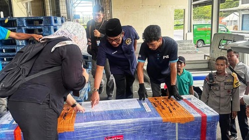 Kepala BP3MI NTB Ponco Indriyo beriman Suharto Anggota DPRD NTB ikut mengantar jenazah PMI ilegal meninggal di Malaysia. (Foto: Suharto).