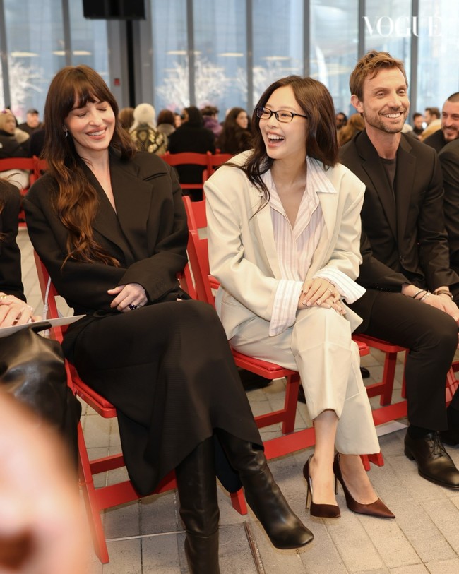 Selama peragaan busana berlangsung, Jennie BLACKPINK duduk di barisan terdepan bersanding dengan aktris The Materialists, Dakota Johnson. Foto: dok. Instagram @jennierubyjane