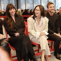 Selama peragaan busana berlangsung, Jennie BLACKPINK duduk di barisan terdepan bersanding dengan aktris The Materialists, Dakota Johnson. Foto: dok. Instagram @jennierubyjane