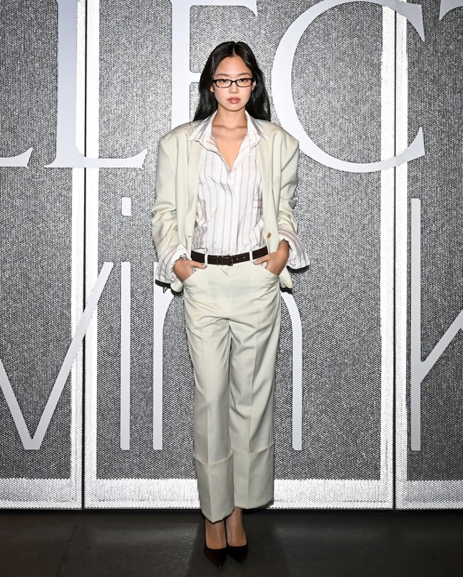 Dalam kesempatan itu, Jennie BLACKPINK memancarkan pesonanya dengan gaya smart casual. Tampil memakai setelan jas ivory white dipadukan dengan kemeja putih detail stripes, serta heels dan belt hitam. Foto: dok. Instagram @jennierubyjane