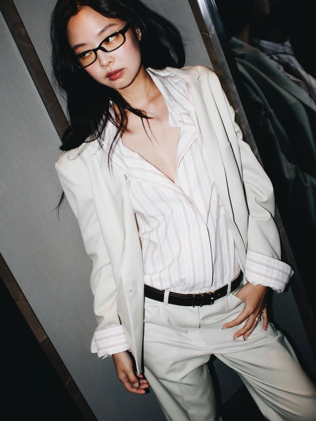 Rambut hitamnya dibiarkan tergerai natural, memberikan kesan effortless chic lengkap dengan bayonetta glasses. Foto: dok. Instagram @jennierubyjane