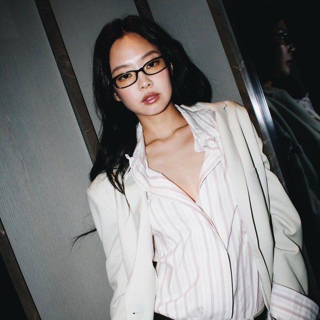 7 Gaya Jennie BLACKPINK Tampil dengan Smart Casual Look di New York