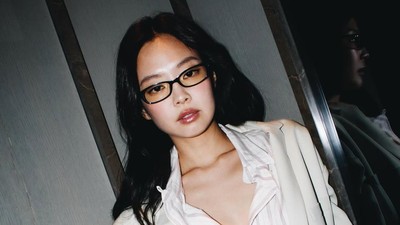 7 Gaya Jennie BLACKPINK Tampil dengan Smart Casual Look di New York