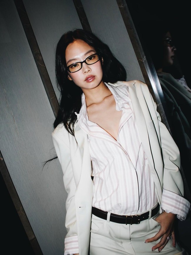 7 Gaya Jennie BLACKPINK Tampil dengan Smart Casual Look di New York