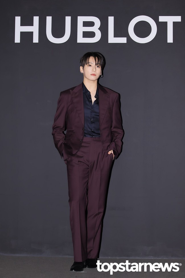 Penampilan Jungkook BTS dilengkapi dengan koleksi ankle boots hitam Saint Laurent seharga $1,400 atau Rp 23 juta. Foto: Instagram