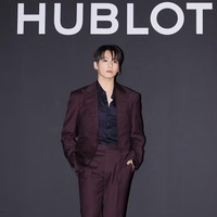 Penampilan Jungkook BTS dilengkapi dengan koleksi ankle boots hitam Saint Laurent seharga $1,400 atau Rp 23 juta. Foto: Instagram