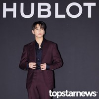 Dalam kesempatan itu, Jungkook BTS memancarkan pesonanya memakai kemeja hitam berbalut setelan jas berwarna burgundy wine. Sejumlah tindik telinganya menambah kesan edgy. Foto: Instagram