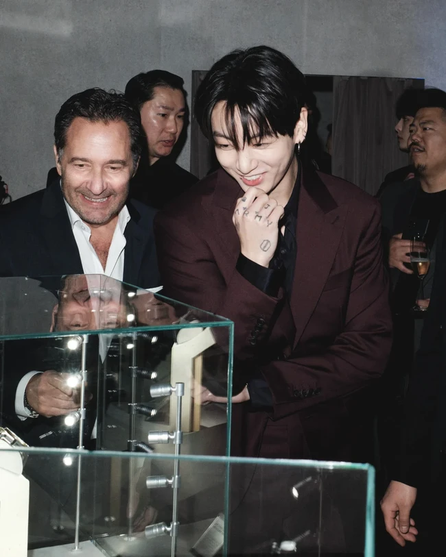 Acara peresmiannya turut dihadiri CEO Hublot, Julien Tornare yang mengakui Jungkook BTS sebagai “salah satu artis paling berpengaruh di generasinya.” Foto: Instagram