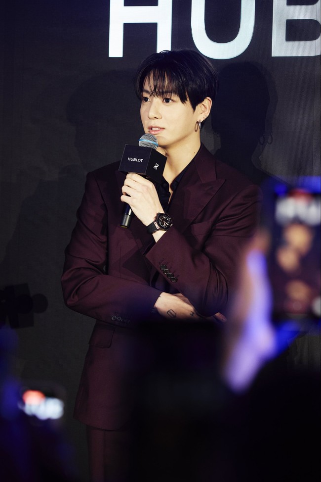 Perhatian publik langsung tertuju pada jam tangan Hublot yang ia kenakan. Harga Original Unico King Gold Ceramic mencapai $39,600 atau Rp 666 juta. Foto: Instagram