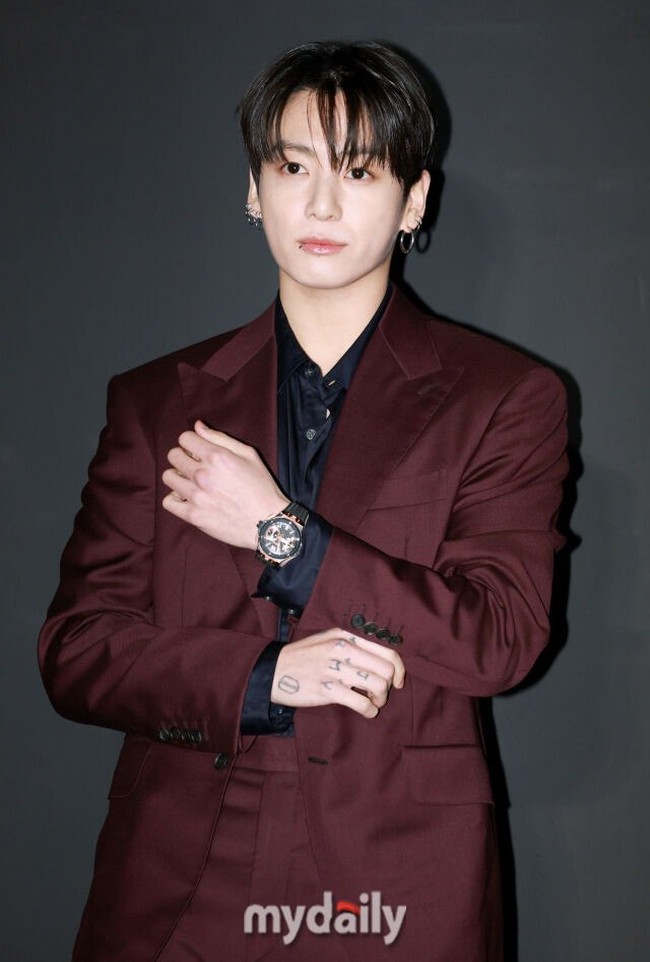 Personel BTS, Jungkook resmi ditunjuk sebagai global ambassador merek jam tangan mewah asal Swiss, Hublot. Foto: Instagram