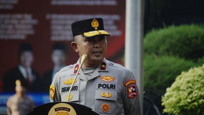 Kapolda Jatim dan Wakapolda Metro Jaya Raih Bintang Jasa dari Presiden