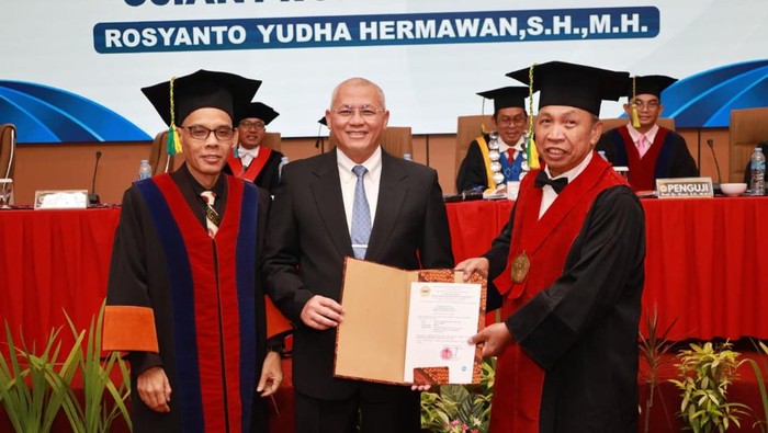 Kapolda Kalimantan Selatan Irjen Rosyanto Yudha Hermawan resmi menyandang gelar Doktor.