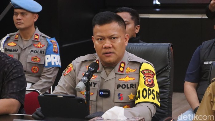 Kapolres Subang AKBP Dony Eko Wicaksono saat konferensi pers kasus miras oplosan.