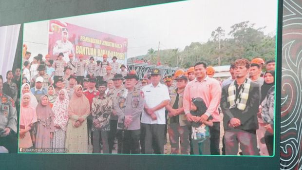 Kapolri Jenderal Listyo Sigit Prabowo bersama Ketua Komisi IV DPR RI Siti Hediati Hariyadi melepas bantuan kemanusiaan Polri sebanyak 22 kontainer.