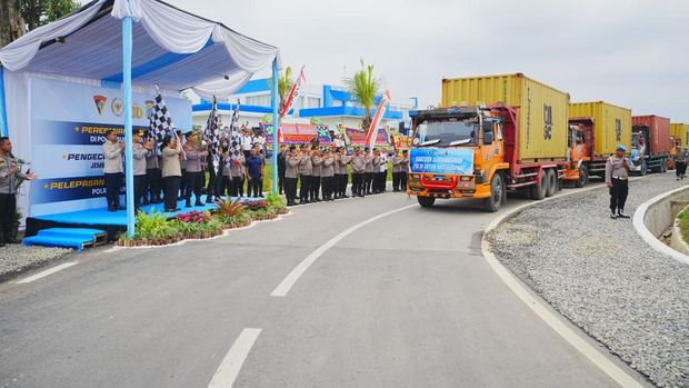 Kapolri Jenderal Listyo Sigit Prabowo bersama Ketua Komisi IV DPR RI Siti Hediati Hariyadi melepas bantuan kemanusiaan Polri sebanyak 22 kontainer.