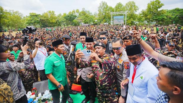 Kapolri Jenderal Listyo Sigit Prabowo memberikan arahan dan pembekalan ke GP Ansor, Banser, dan Majelis Dzikir Sholawat (MDS) Rijalul Ansor Tahun 2026. (dok Polri)