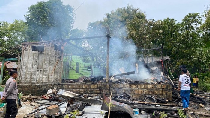 Rumah milik warga di Desa Gelap, Kecamatan Laren, Lamongan ludes terbakar saat ditinggal pemiliknya ke sawah
