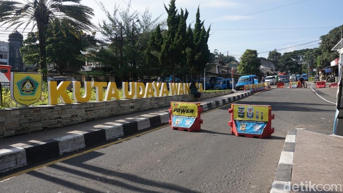 Rekayasa lalu lintas satu arah dari Jakarta menuju Puncak diberlakukan di Kawasan Puncak, Bogor (14/2/2026) sejak Sabtu pagi untuk mengurai lonjakan arus kendaraan wisatawan.