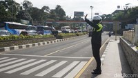 Pemberlakuan ganjil-genap merupakan bagian dari pengamanan libur panjang Tahun Baru Imlek yang dimulai sejak Jumat sore dan direncanakan berlangsung hingga 17 Februari mendatang.
