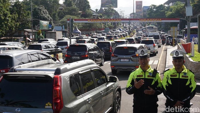 Sejumlah Titik Lalin di Puncak Bogor Padat Libur Long Weekend Siang Ini