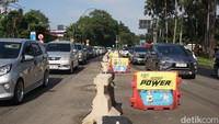 Petugas menyebut karakteristik jalan sempit menuju area vila dan wisata alam di Megamendung menjadi salah satu penyebab perlambatan arus kendaraan.