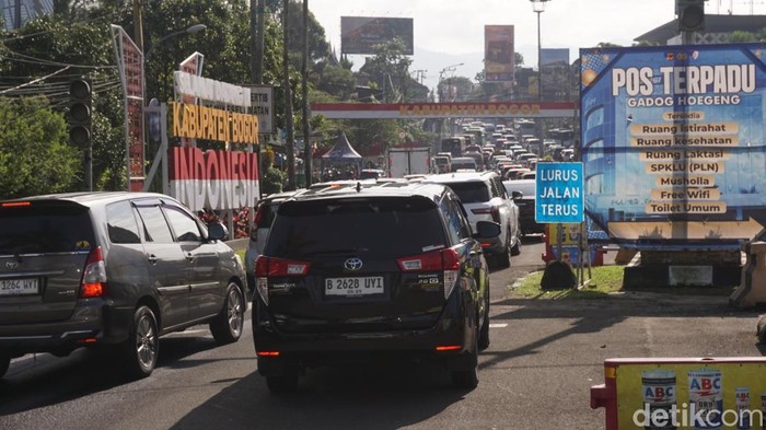 Rekayasa lalu lintas satu arah dari Jakarta menuju Puncak diberlakukan di Kawasan Puncak, Bogor (14/2/2026) sejak Sabtu pagi untuk mengurai lonjakan arus kendaraan wisatawan.