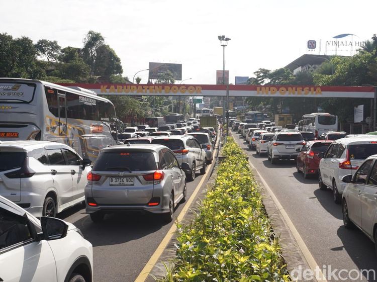 Kendaraan Membludak, Puncak Berlakukan One Way