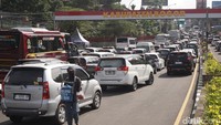 KBO Satlantas Polres Bogor, Iptu Ardian Novianto, menyatakan rekayasa satu arah akan dipertahankan hingga volume kendaraan kembali normal dan tidak terjadi lonjakan lanjutan.