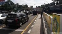 Petugas juga mengingatkan pengendara agar mewaspadai titik rawan longsor di sekitar Gunung Mas serta area sekitar Masjid At-Taawun akibat curah hujan tinggi.