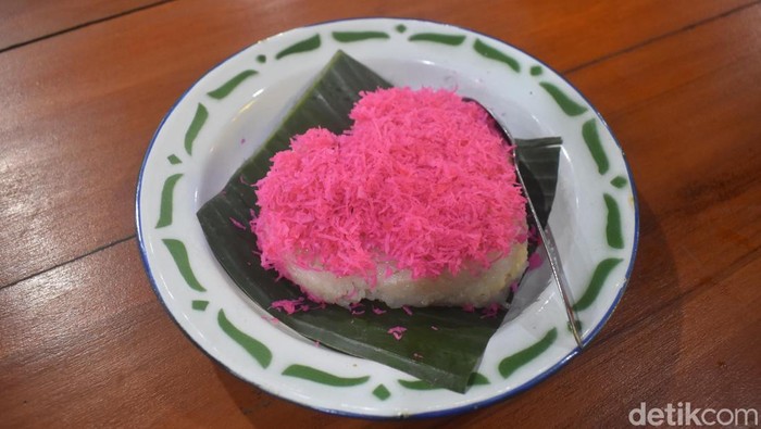 Ketan berbentuk hati untuk merayakan Hari Valentine di Kedai Ketan Punel Surabaya.